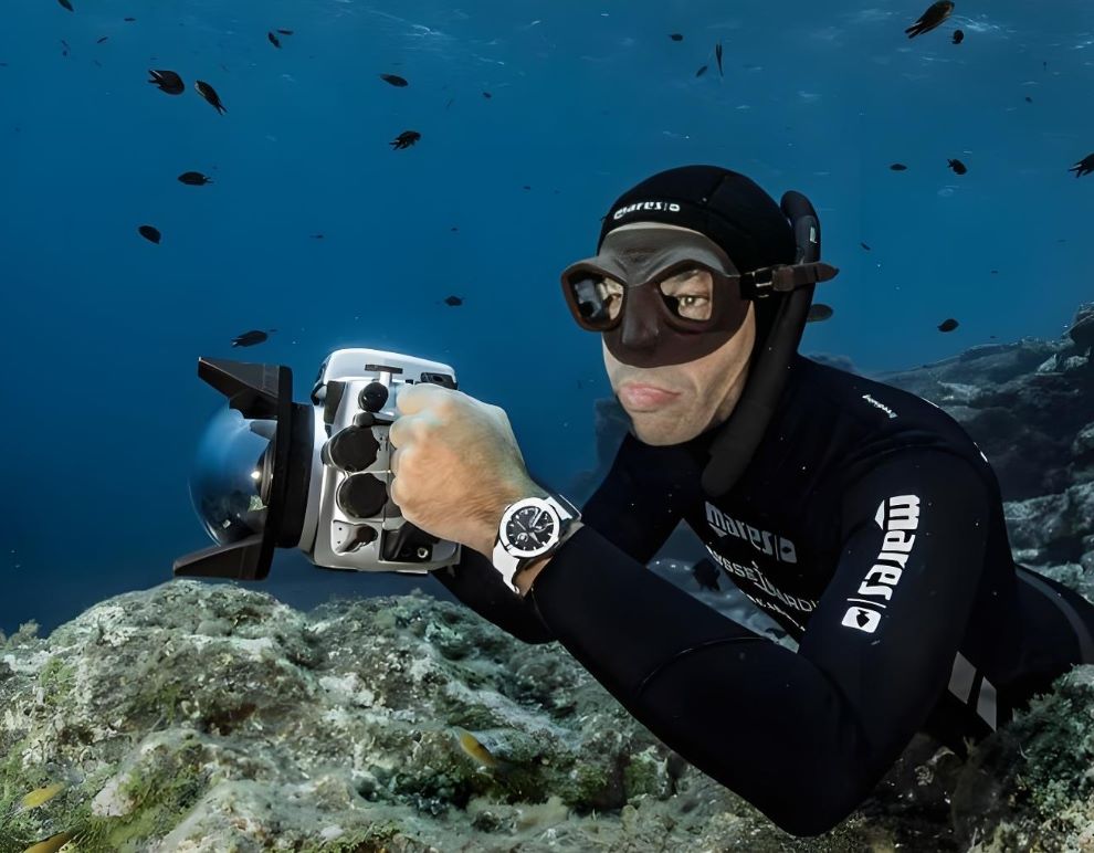 Why Every Diver Needs a Reliable Diving Watch?(图1)